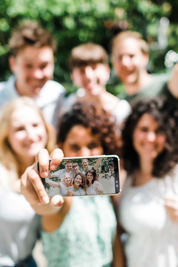 fröhliche Schüler in Ausbildung Pflege machen Selfie