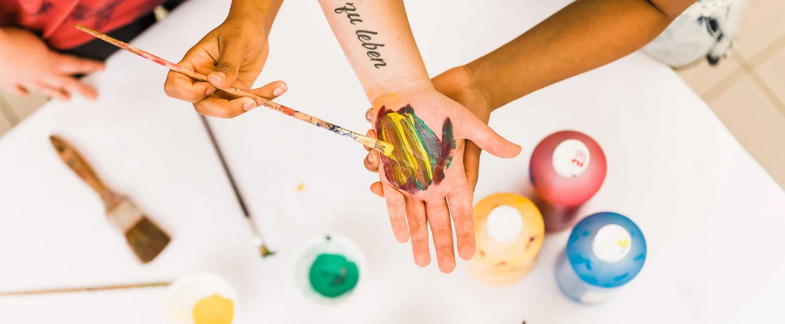 SchülerInnen der Berufsfachschule für Familienpflege bei integrativem Kunstangebot